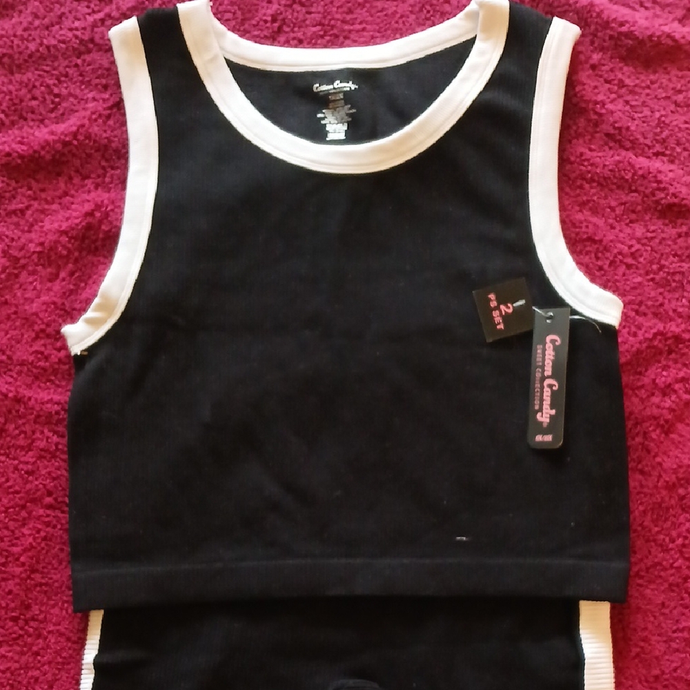 Sporty Black and White Tank Top with Trim